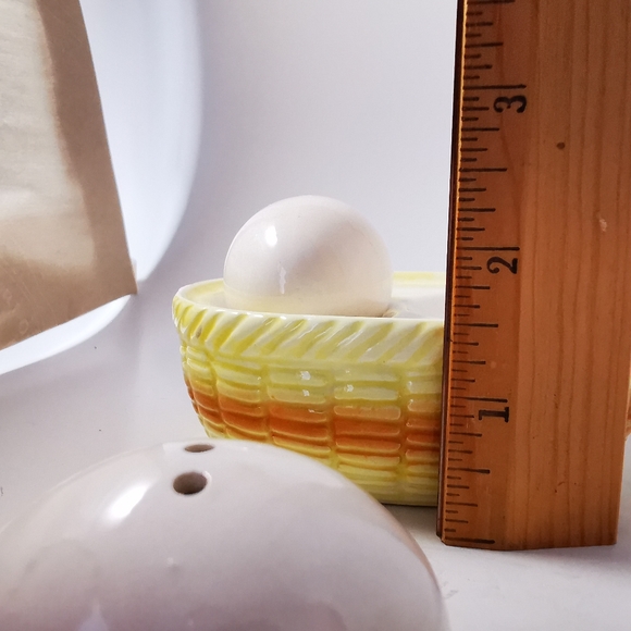 Vintage Ceramic Giftcraft Eggs on a Basket Salt and Pepper Shakers - Picture 16 of 16